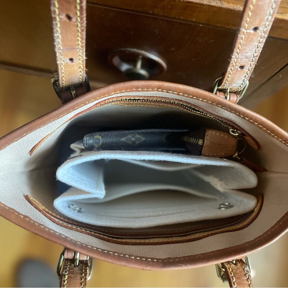 NOT FOR SALE - Louis Vuitton Monogram Bucket
Bag PM with pouch & LV key chain. - Picture 6 of 16